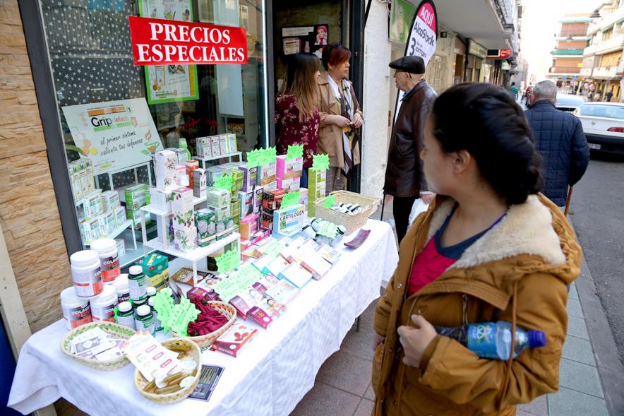 Visita Tiendas Alcostock 2019 - Imagen de una de las tiendas participantes en la feria que saca un mostrador fuera con sus productos.