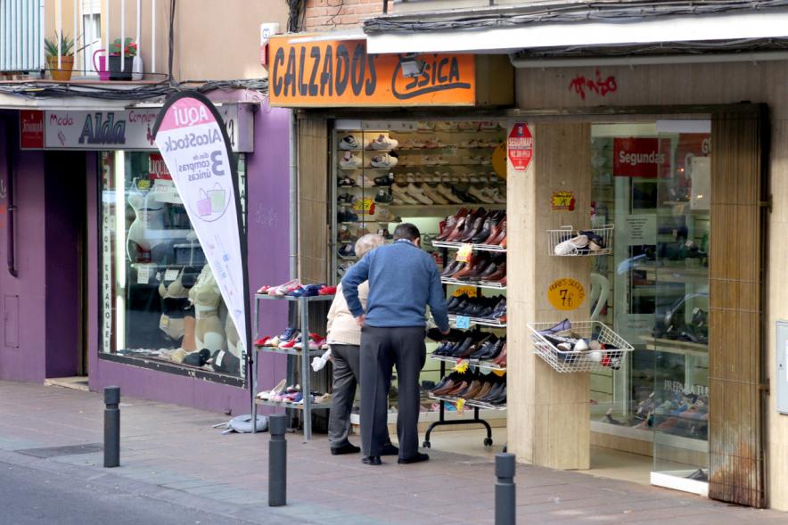 Visita Tiendas Alcostock 2019 - Imagen de varias personas mirando el escaparate de una de las tiendas participantes en la feria.