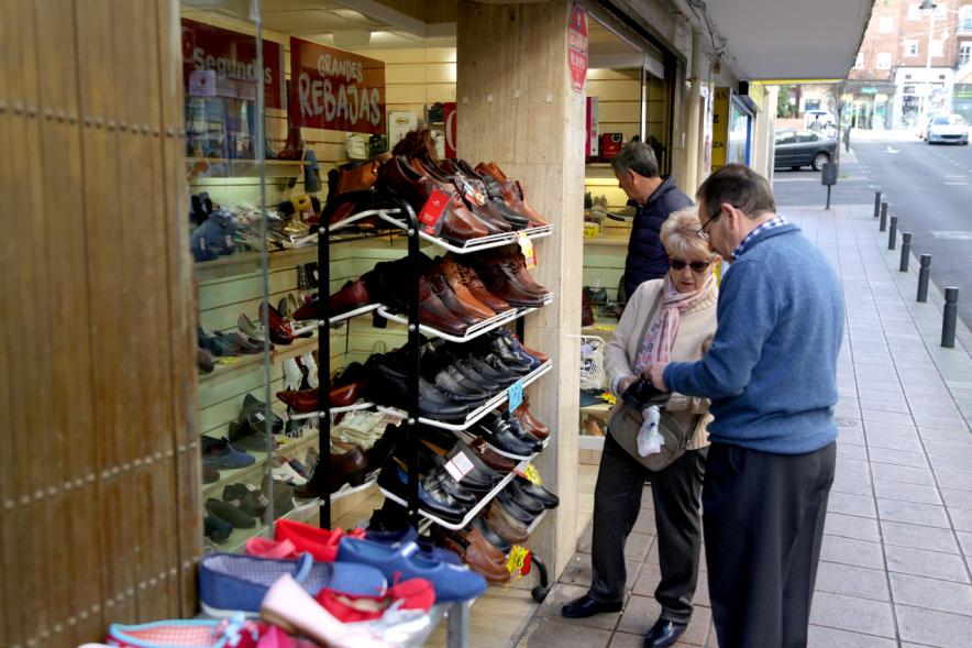 Visita Tiendas Alcostock 2019 - Imagen de varias personas mirando el mostrador que hay montado en el exterior de una de las tiendas participantes en la feria.