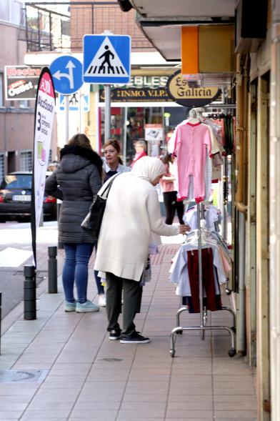 Visita Tiendas Alcostock 2019 - Imagen de varias personas mirando el mostrador que hay montado en el exterior de una de las tiendas participantes en la feria.