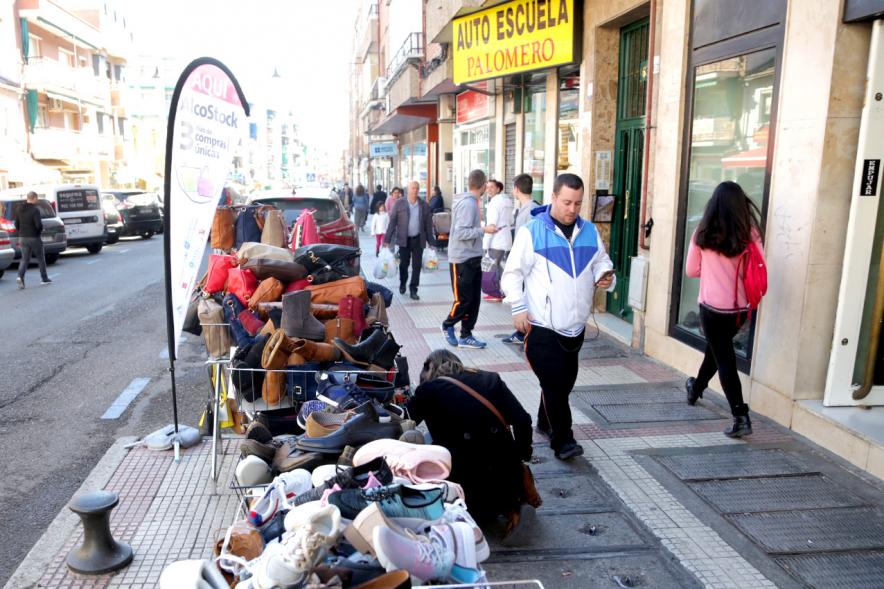 Visita Tiendas Alcostock 2019 - Imagen de una de las tiendas participantes en la feria que saca un mostrador fuera con sus productos.