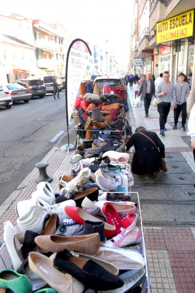 Visita Tiendas Alcostock 2019 - Imagen de una de las tiendas participantes en la feria que saca un mostrador fuera con sus productos.