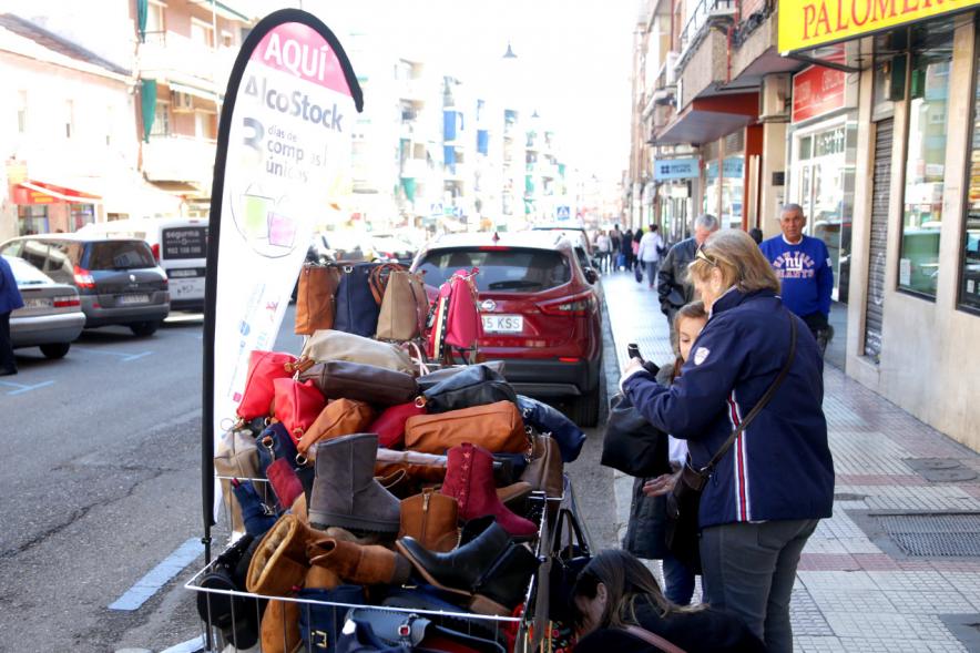 Visita Tiendas Alcostock 2019 - Imagen de varias personas mirando el escaparate de una de las tiendas participantes en la feria