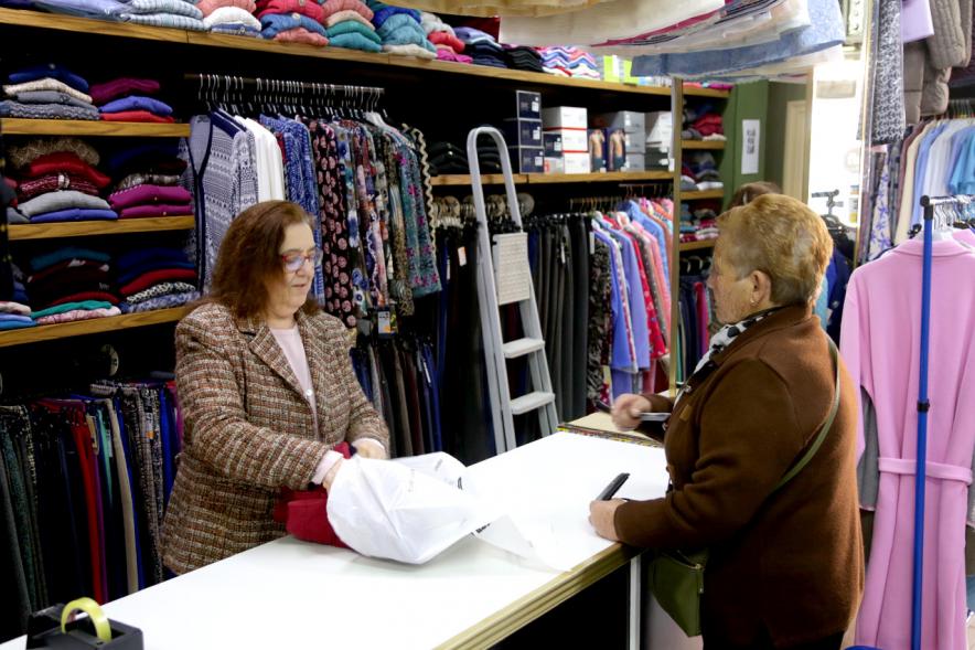 Visita Tiendas Alcostock 2019 - Imagen de una cliente comprando en el interior de un comercio participante en la feria.