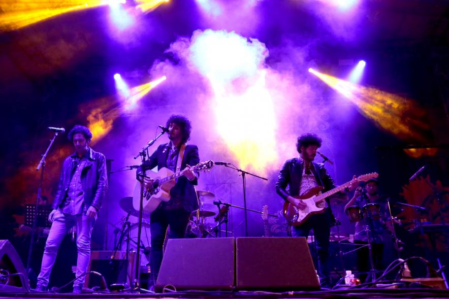 Banda bajo los focos