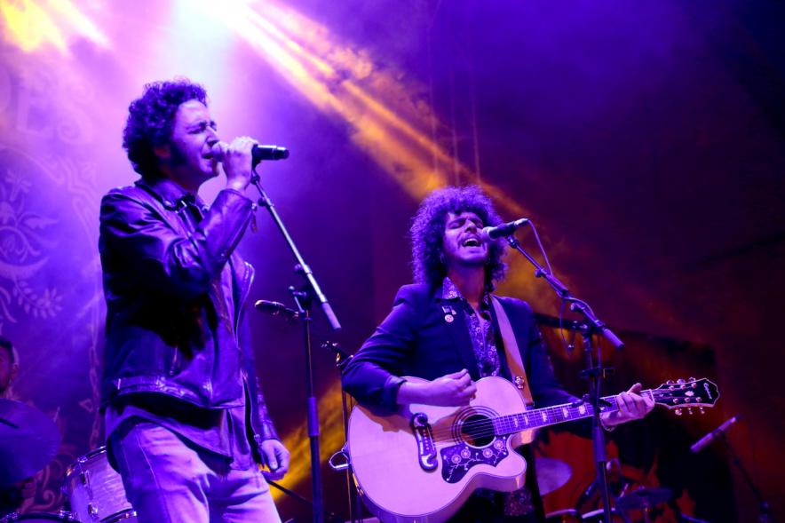 Cantantes durante la actuación