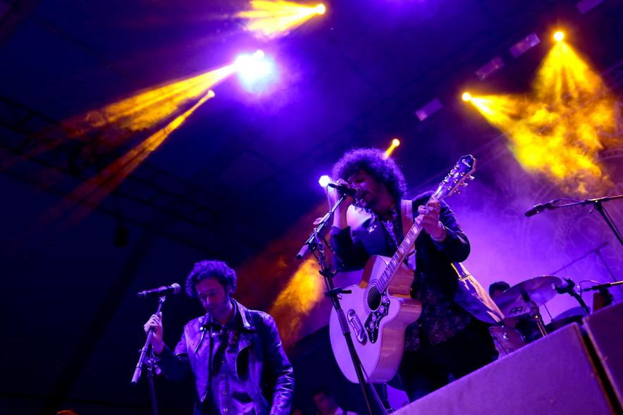 Miembros de la banda bajo los focos