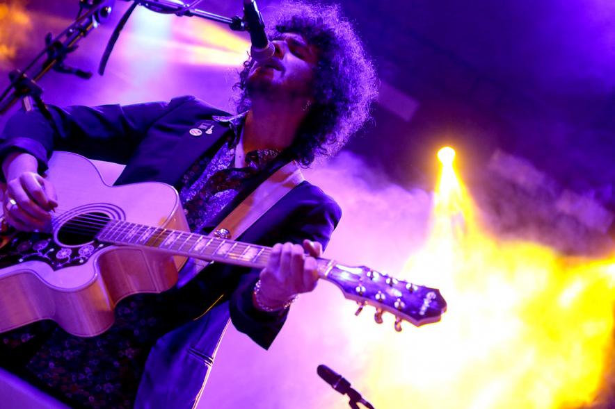Cantante bajo los focos 