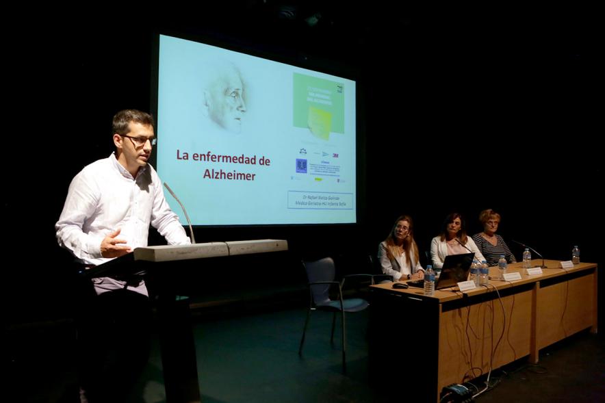 Día Mundial del Alzehimer - Imagen de un momento de la charla de un conferenciante.