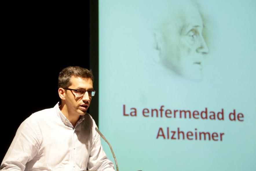 Día Mundial del Alzehimer - Imagen de un momento de la charla de un conferenciante.
