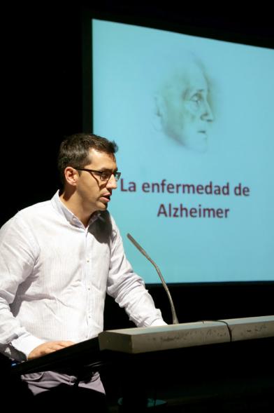 Día Mundial del Alzehimer - Imagen de un momento de la charla de un conferenciante.