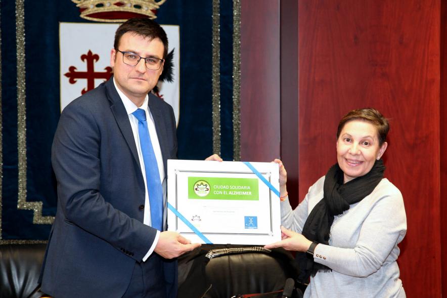Entrega de Certificado Ciudad Solidaria con el Alzheimer - Imagen de la presidenta de la Afaeaa Teresa Vázquez entregando el diploma al vicealcalde Miguel Ángel Arranz.