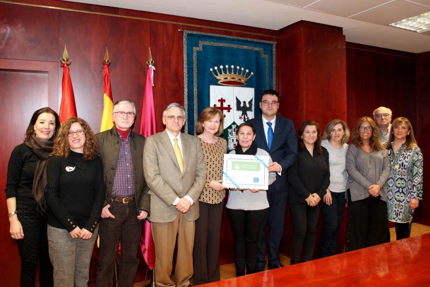 Entrega de Certificado Ciudad Solidaria con el Alzheimer - Imagen de la presidenta de la Afaeaa Teresa Vázquez con el diploma antes de la entrega del mismo.