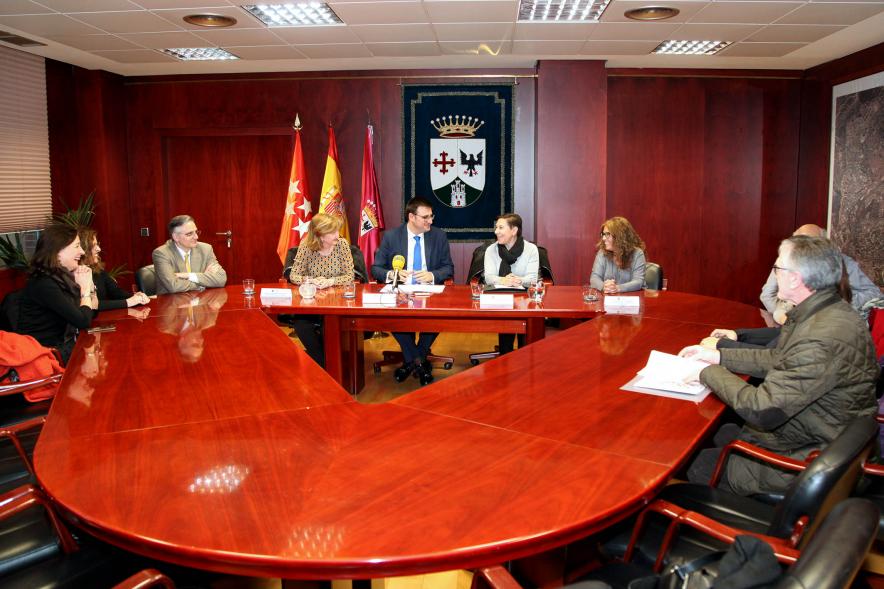 Entrega de Certificado Ciudad Solidaria con el Alzheimer - Imagen del vicealcalde Miguel Ángel Arranz reunido con todas las personas presentes en la entrega de Certificado Ciudad Solidaria con el Alzheimer.