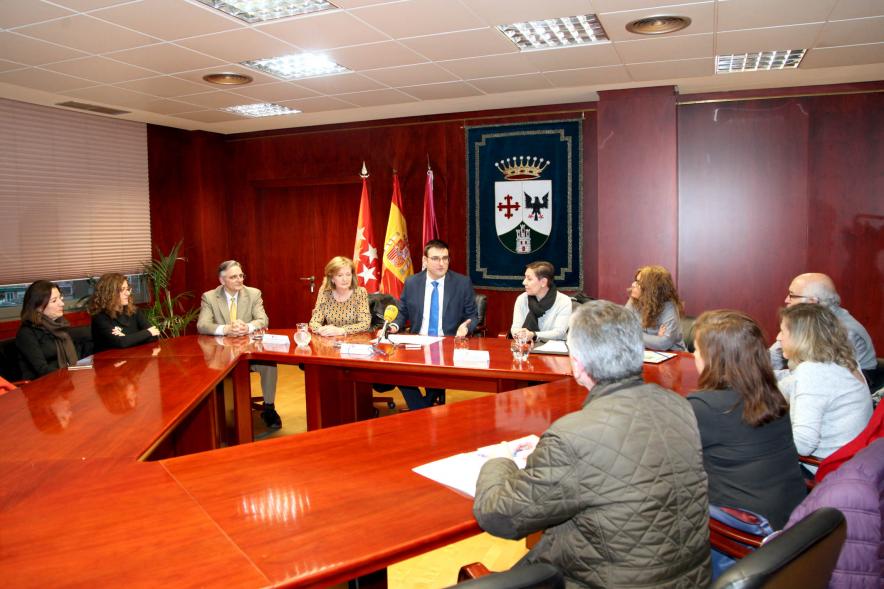Entrega de Certificado Ciudad Solidaria con el Alzheimer - Imagen del vicealcalde Miguel Ángel Arranz reunido con todas las personas presentes en la entrega de Certificado Ciudad Solidaria con el Alzheimer.
