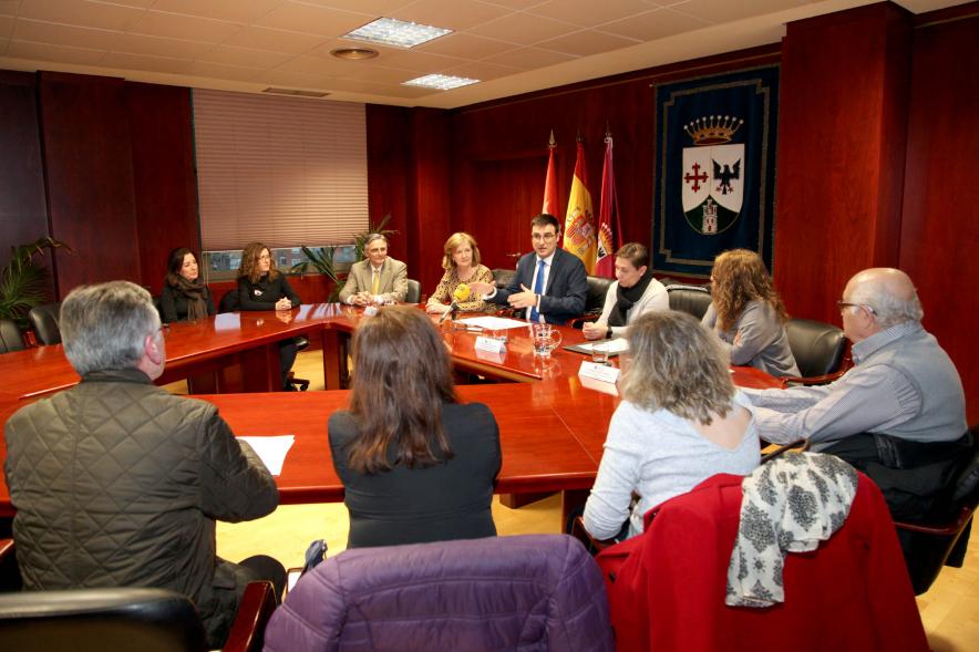 Entrega de Certificado Ciudad Solidaria con el Alzheimer - Imagen del vicealcalde Miguel Ángel Arranz reunido con todas las personas presentes en la entrega de Certificado Ciudad Solidaria con el Alzheimer.