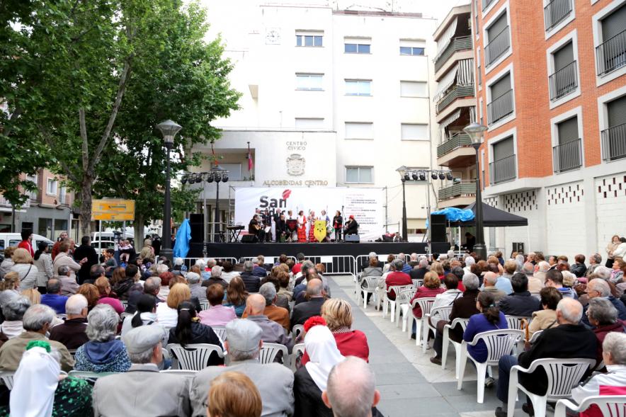 Público asistente con escenario al fondo