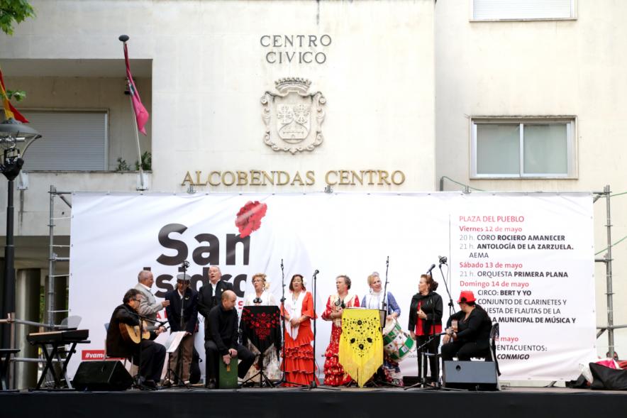 Artistas con trajes típicos regionales durante la actuación