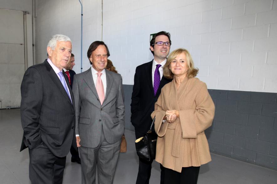 Visita a la Empresa Amarauto - El alcalde García de Vinuesa junto con otras personalidades visitando la empresa Amarauto.