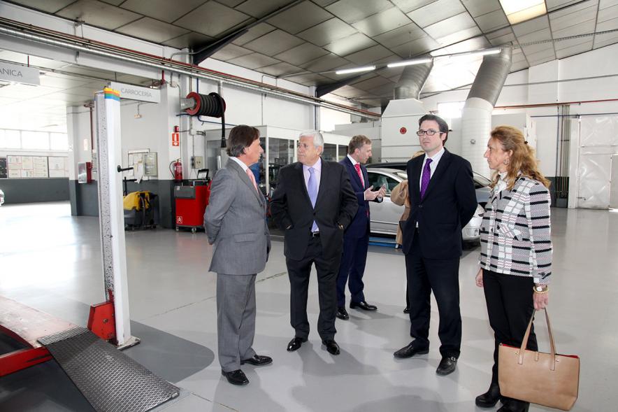 Visita a la Empresa Amarauto - El alcalde García de Vinuesa junto con otras personalidades visitando la empresa Amarauto.