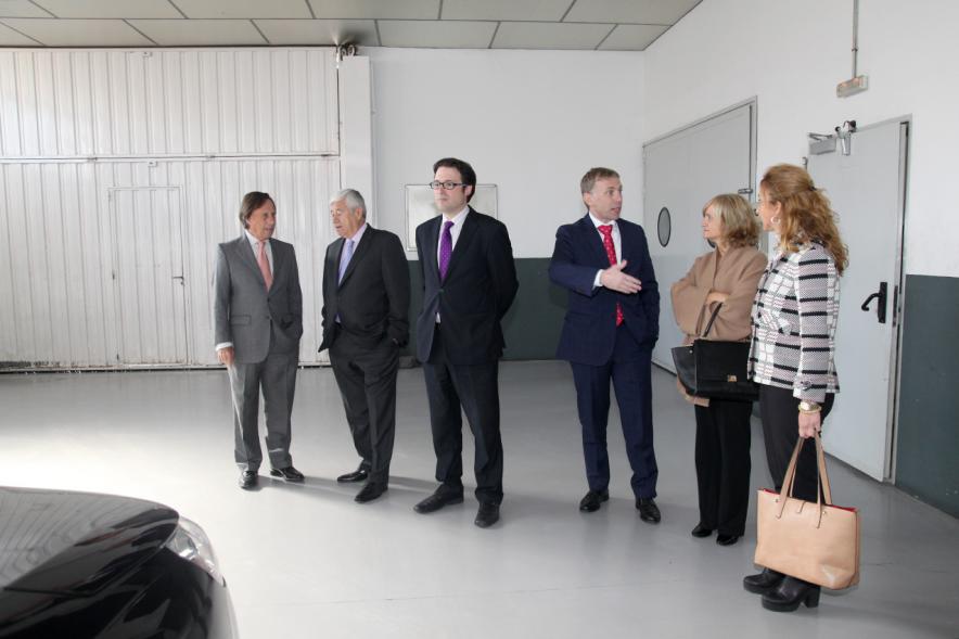 Visita a la Empresa Amarauto - El alcalde García de Vinuesa junto con otras personalidades visitando la empresa Amarauto.