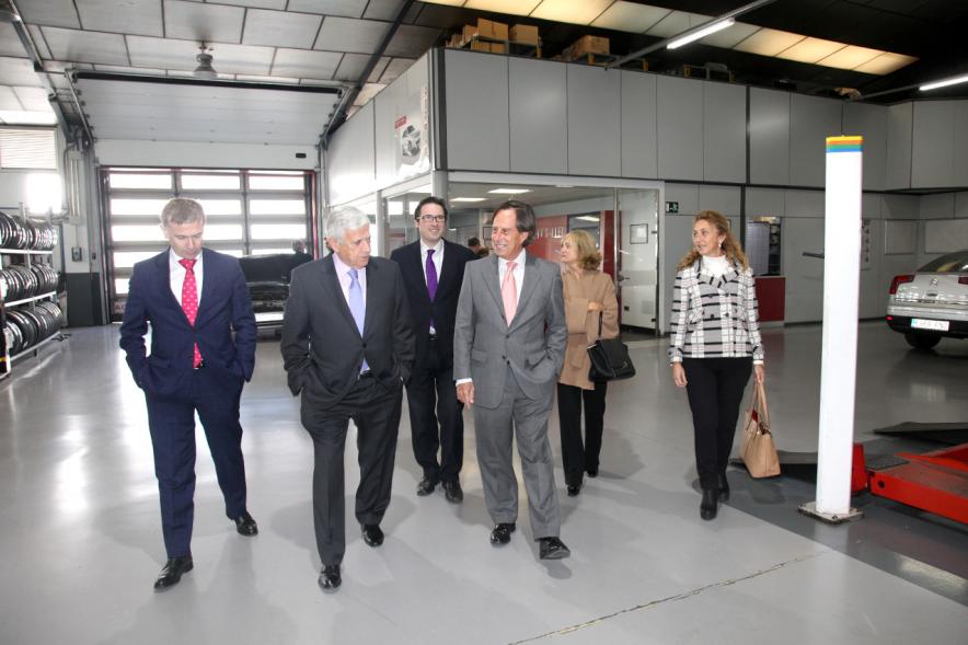 Visita a la Empresa Amarauto - El alcalde García de Vinuesa junto con otras personalidades visitando la empresa Amarauto.