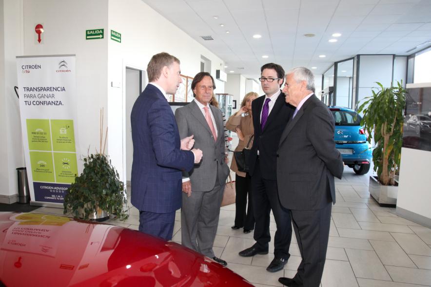 Visita a la Empresa Amarauto - El alcalde García de Vinuesa junto con otras personalidades visitando la empresa Amarauto.