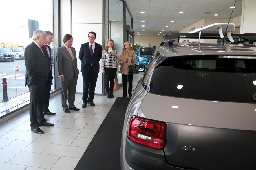 Visita a la Empresa Amarauto - El alcalde García de Vinuesa junto con otras personalidades visitando la empresa Amarauto.
