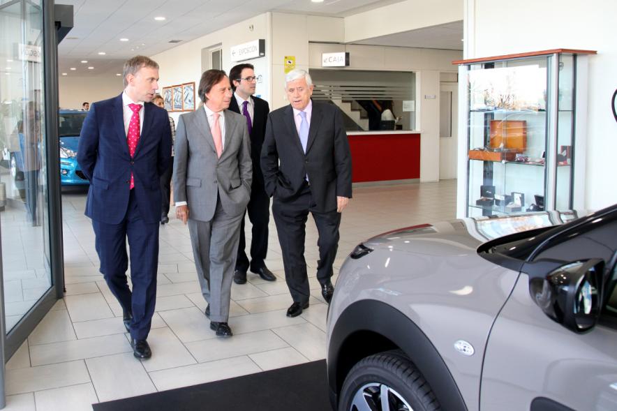 Visita a la Empresa Amarauto - El alcalde García de Vinuesa junto con otras personalidades visitando la empresa Amarauto.