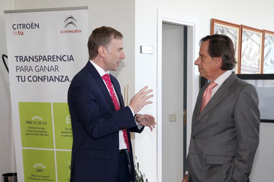 Visita a la Empresa Amarauto - El alcalde García de Vinuesa junto con otras personalidades visitando la empresa Amarauto.