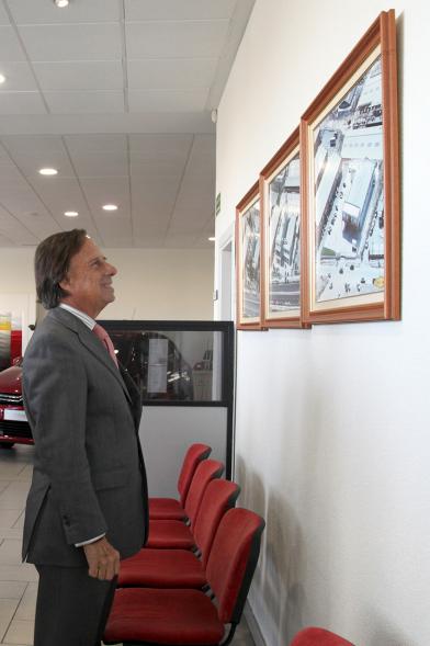 Visita a la Empresa Amarauto - El alcalde García de Vinuesa visitando la empresa Amarauto.