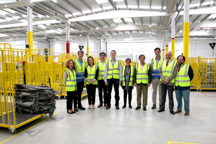 Visita a Instalaciones de Amazon Logistics - Posado de las autoridades y los responsables en el almacén.