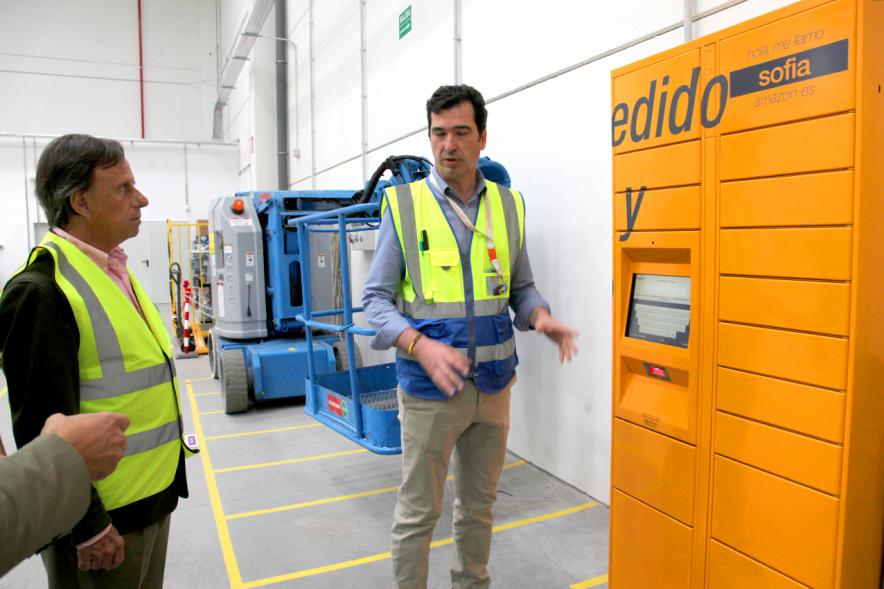 Visita a Instalaciones de Amazon Logistics - Imagen del alcalde revisando las instalaciones