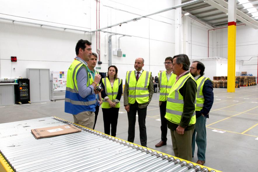 Visita a Instalaciones de Amazon Logistics - Imagen del alcalde recorriendo las instalaciones
