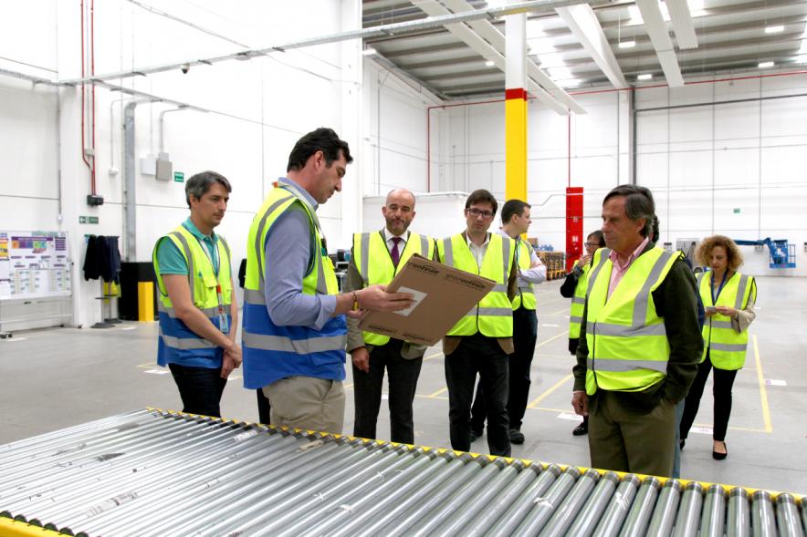 Visita a Instalaciones de Amazon Logistics - Imagen del alcalde recorriendo las instalaciones