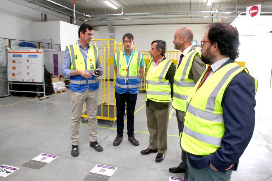 Visita a Instalaciones de Amazon Logistics - Imagen del alcalde recibiendo las explicaciones del empresario.