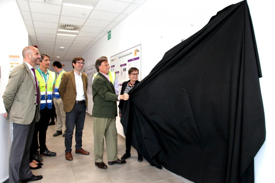 Visita a Instalaciones de Amazon Logistics - Imagen del alcalde descubriendo una placa.