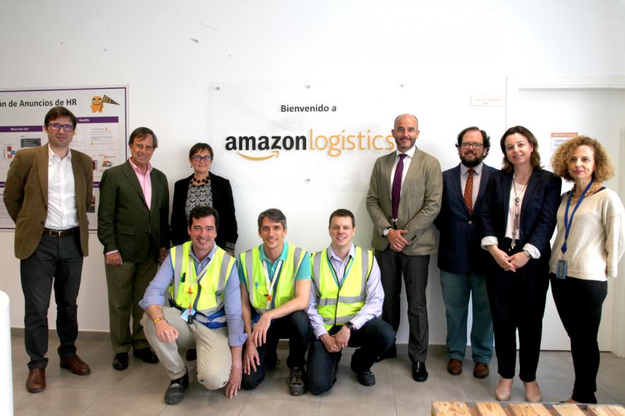 Visita a Instalaciones de Amazon Logistics - Posado de las autoridades con los empleados de Amazon.