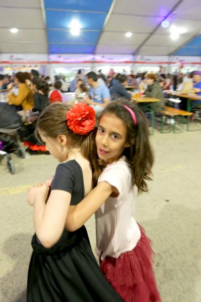 Niñas jugando entre el público