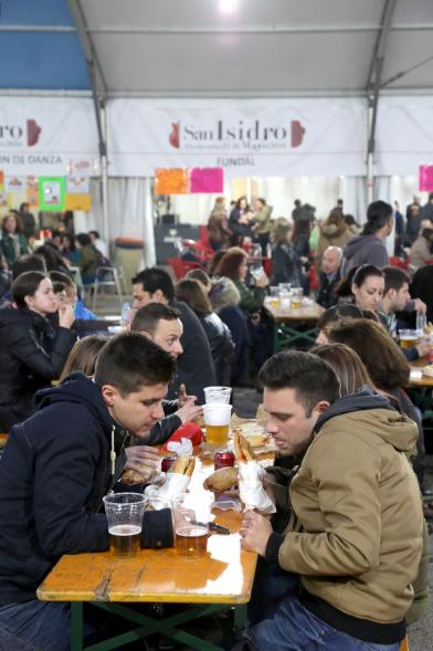 Asistentes consumiendo