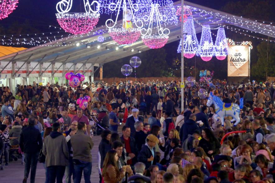 Recinto lleno de gente