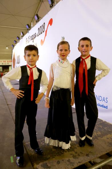 Niños vestidos con trajes típicos