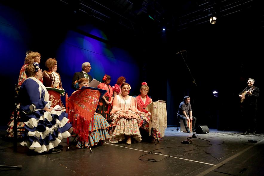 Día de Andalucía 2018 - Imagen de cantantes de flamenco en el escenario en un momento de su actuación.