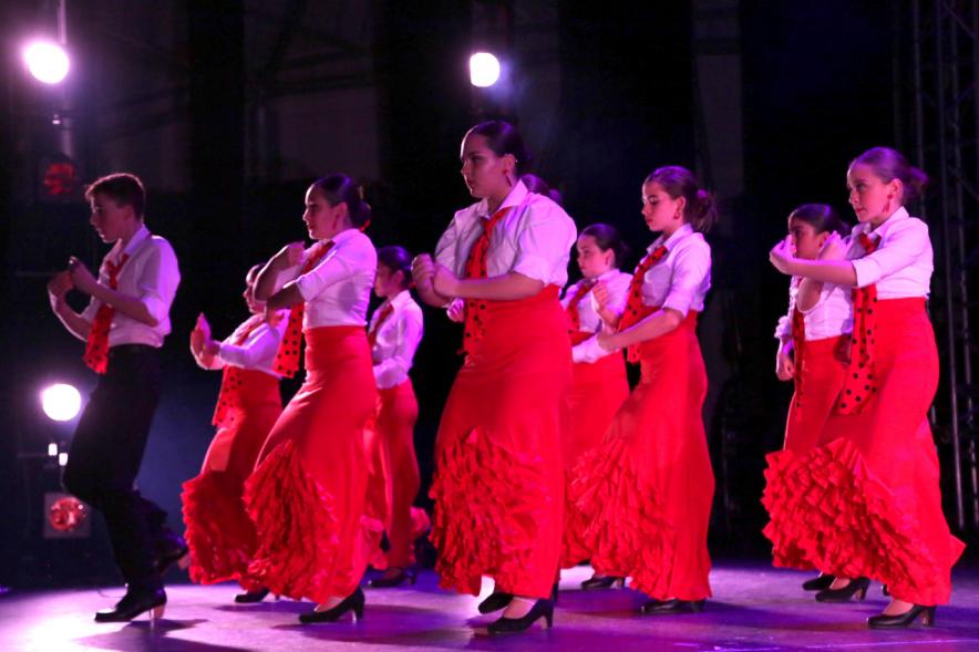 Día de Andalucía 2018 - Imagen de un grupo de bailarines de flamenco en el escenario en un  momento de su actuación.