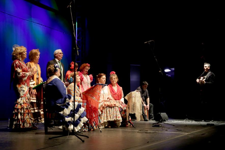 Día de Andalucía 2018 - Imagen de cantantes de flamenco en el escenario en un momento de su actuación.