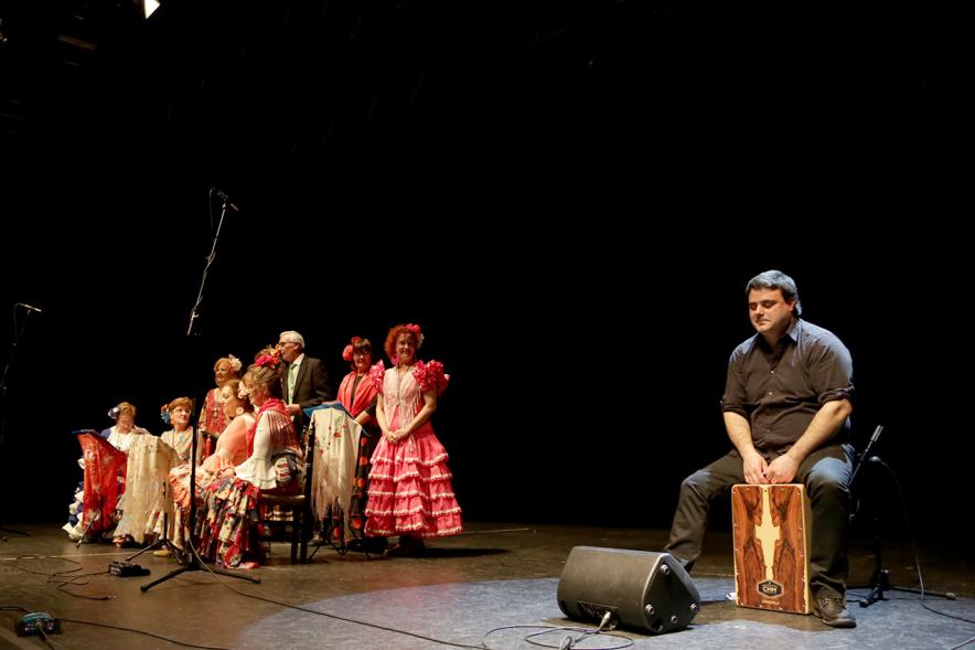 Día de Andalucía 2018 - Imagen de cantantes de flamenco en el escenario en un momento de su actuación.