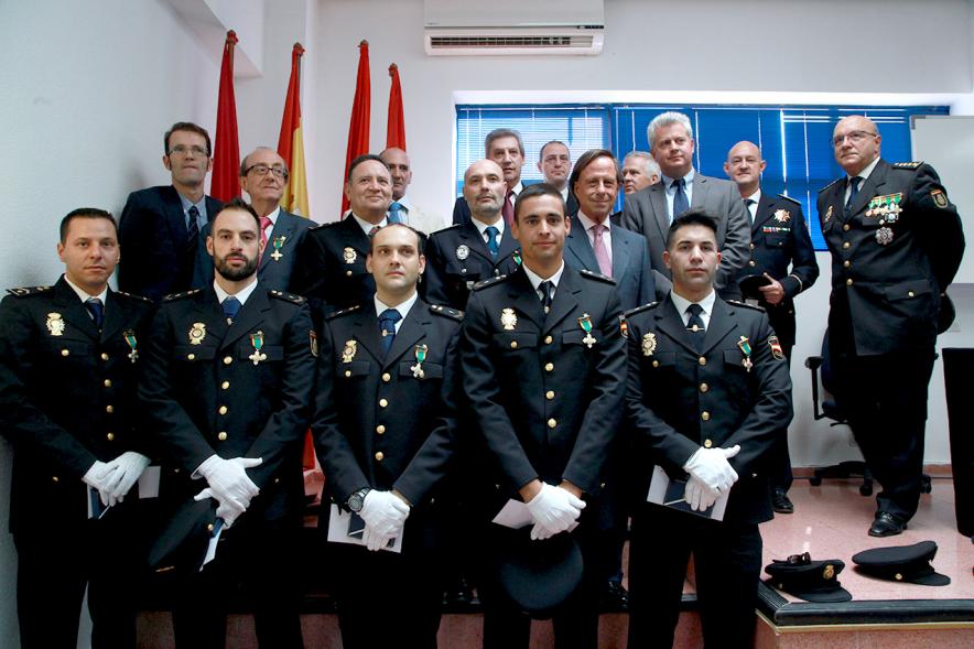 Fiesta de los Ángeles Custodios de la Policía Nacional 2016 - El alcalde con los policías premiados.
