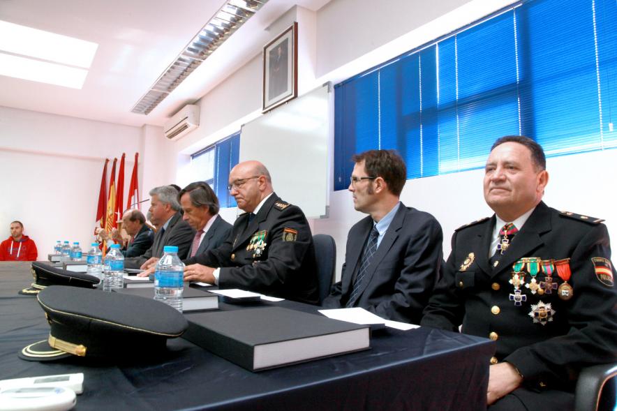 Fiesta de los Ángeles Custodios de la Policía Nacional 2016 -  Jefes de policía con el alcalde.