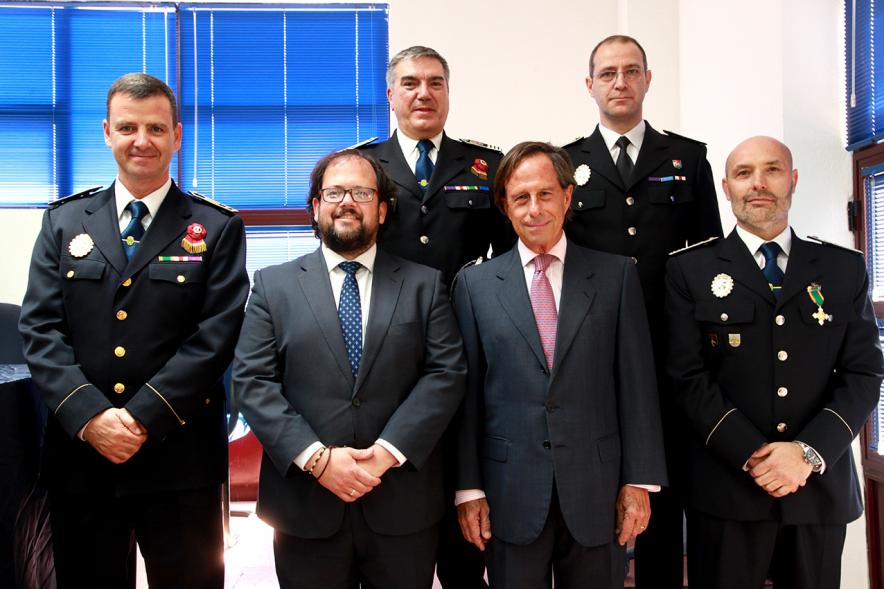 Fiesta de los Ángeles Custodios de la Policía Nacional 2016 -  Autoridades con la policía.