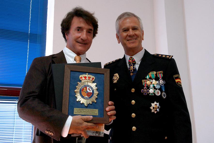 Fiesta de los Ángeles Custodios de la Policía Nacional 2016 -  Dos policías.